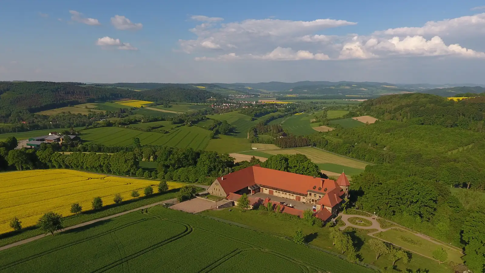 Rittergut Sonnenberg in der Rapsblüte