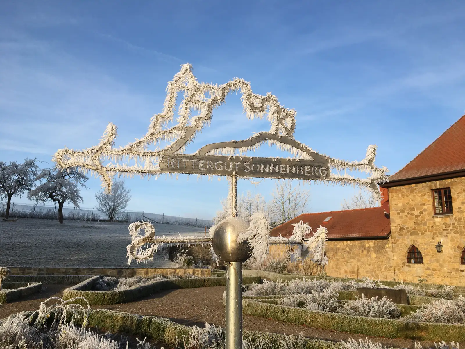 Vereistes Hofschild des Ritterguts Sonnenberg